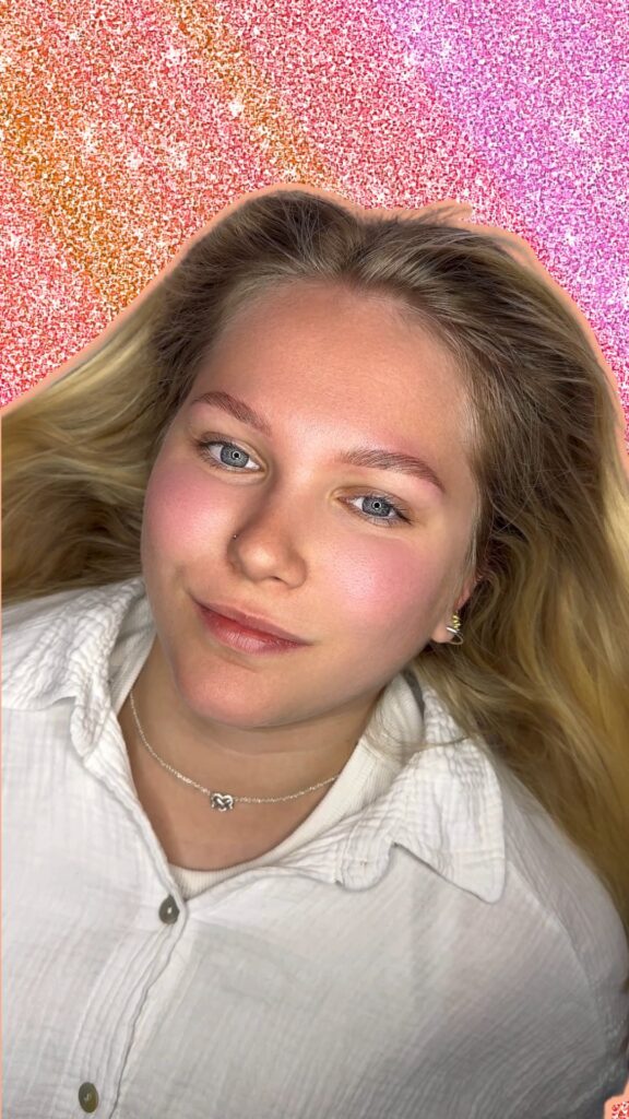 Brow Lifting vor glitzerndem Hintergrund, lashbrowfairy