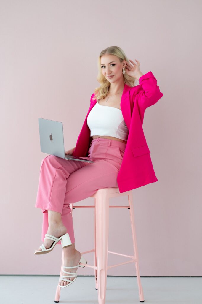 Portrait Silke Kohler, sitzend auf einem Stuhl mit Laptop auf dem Schoß, Lashbrowfairy
