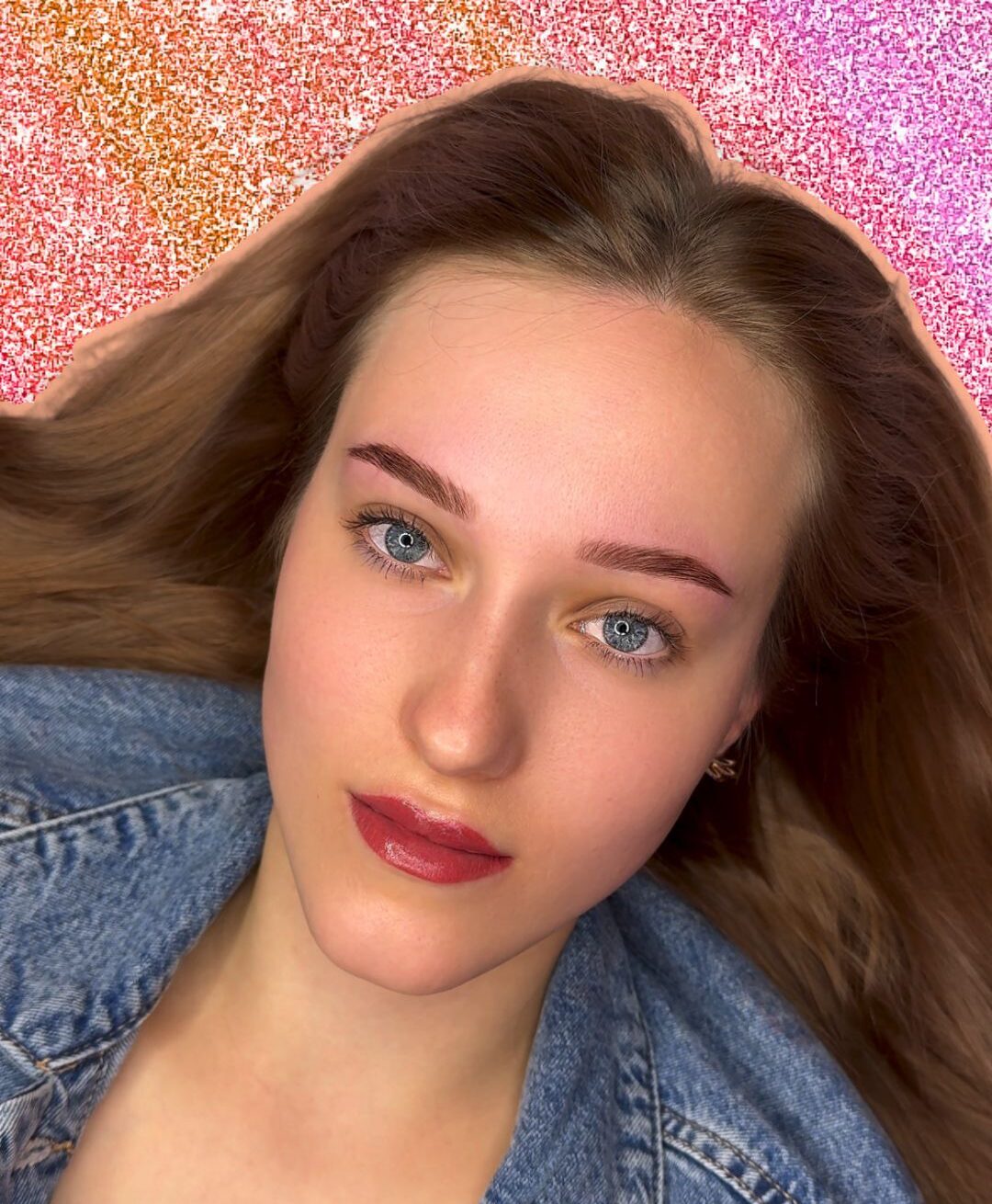 Brow Lifting vor glitzerndem Hintergrund, lashbrowfairy