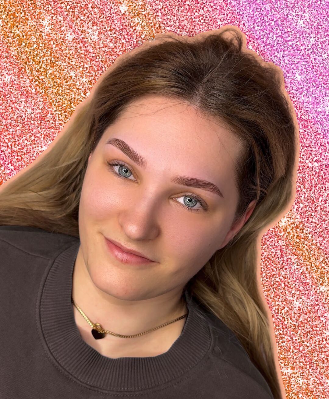 Brow Lifting vor glitzerndem Hintergrund, lashbrowfairy