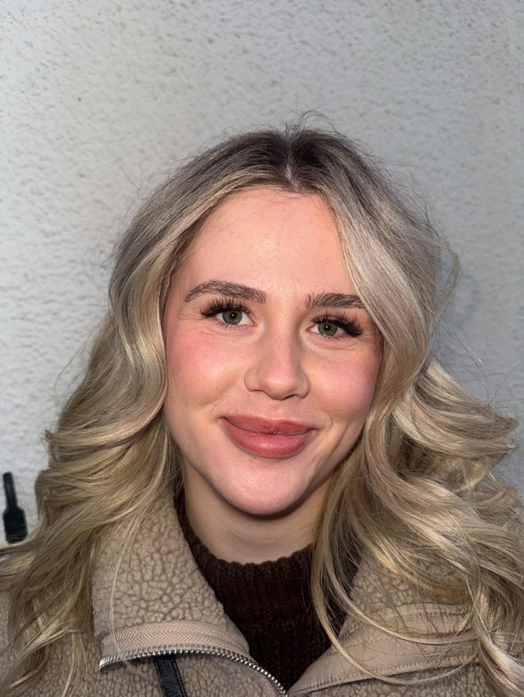 “Ich durfte bei der lieben Silke die Kombi-Schulung für Lash- & Browlifting machen und ich bin einfach nur begeistert!
Es waren zwei super schöne, lehrreiche und intensive Tage, an denen ich nicht nur wahnsinnig viel gelernt habe, sondern mich auch einfach rundum wohlgefühlt habe. Silke ist so herzlich, offen und geduldig – ich hatte von Anfang an das Gefühl, bei ihr genau richtig zu sein. Sie hat ihr ganzes Wissen mit so viel Leidenschaft und Liebe zum Detail vermittelt, dass man einfach merkt, wie sehr sie für das brennt, was sie tut. Ich konnte so viel mitnehmen und fühle mich jetzt richtig gut vorbereitet. Ich kann die Schulung bei Silke wirklich jedem empfehlen, der auf der Suche nach einer kompetenten, liebevollen Trainerin ist, bei der man nicht nur lernt, sondern sich auch menschlich total gut aufgehoben fühlt. 💗”