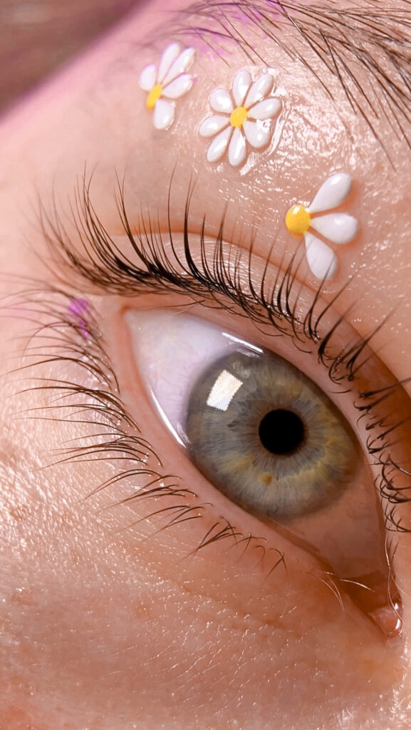 Nahaufnahme eines Auges mit Wimpernlifting, lashbrowfairy